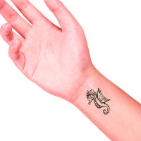 LaDot, Tattoo Stein M Seepferdchen