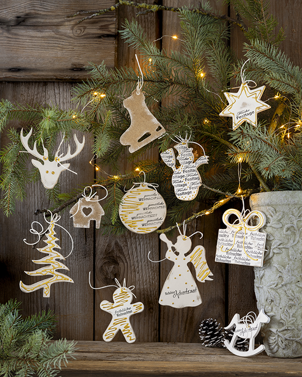 Fertig: Baumschmuck mit Holzmotiven