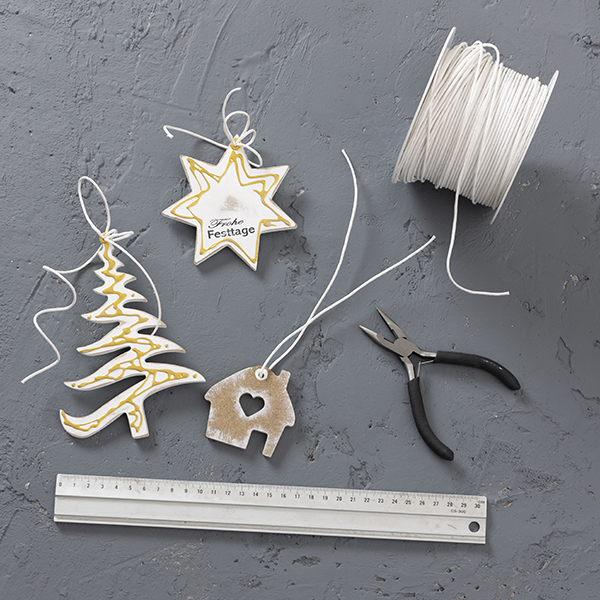 Schritt 4: Baumschmuck mit Holzmotiven