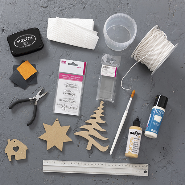 Material und Ergebnis: Baumschmuck mit Holzmotiven