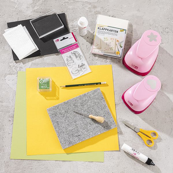 Material für die geprickelte Blumenkarte: Prickelfilz, Stanzer, Clear-Stempel, Papier und Klebstoff