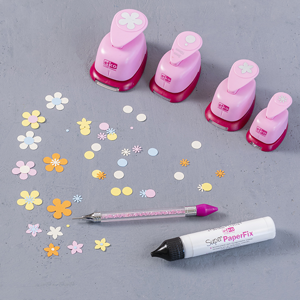 Schritt 1: Blumen und Kreise ausstanzen und zu Blüten zusammenkleben