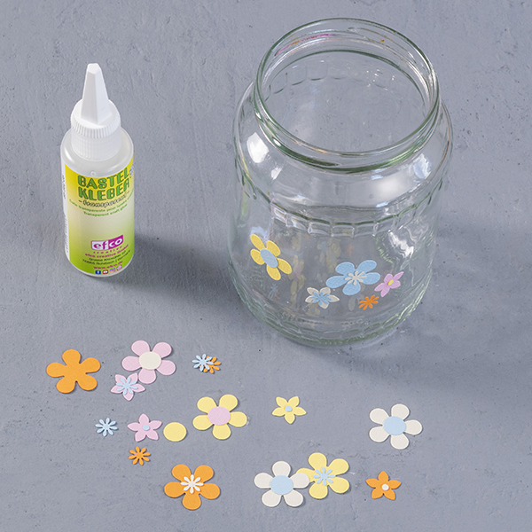 Schritt 2: Papierblumen auf das Glas kleben
