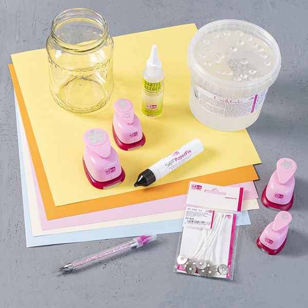 Material für die Frühlingskerze im Glas: Papier, Stanzer, Kleber, Kerzengel und Docht