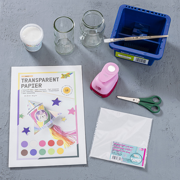 Material für die bunte Tischdeko: Transparentpapier, Stanzer, Kleber und Gläser